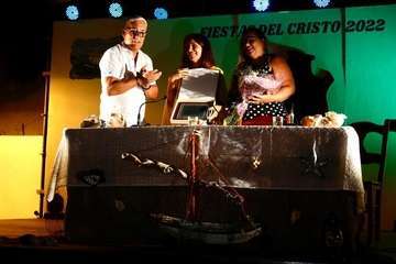 La alcaldesa pregona las fiestas de la playa de Ojos de Garza en honor del Santo Cristo/TA y TF.