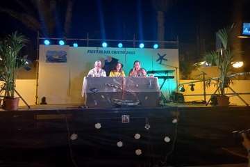 La alcaldesa pregona las fiestas de la playa de Ojos de Garza en honor del Santo Cristo/TA y TF.