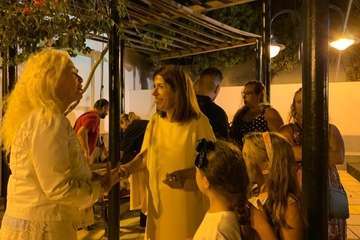 La alcaldesa pregona las fiestas de la playa de Ojos de Garza en honor del Santo Cristo/TA y TF.