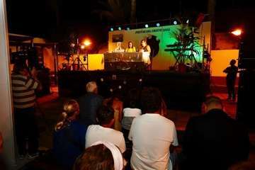 La alcaldesa pregona las fiestas de la playa de Ojos de Garza en honor del Santo Cristo/TA y TF.