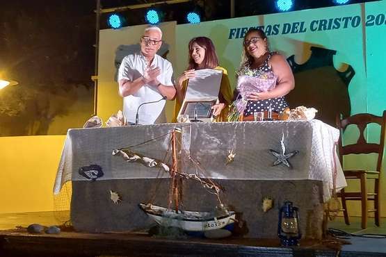 La alcaldesa pregona las fiestas de la playa de Ojos de Garza en honor del Santo Cristo/TA y TF.