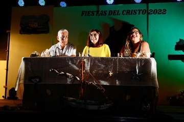 La alcaldesa pregona las fiestas de la playa de Ojos de Garza en honor del Santo Cristo/TA y TF.