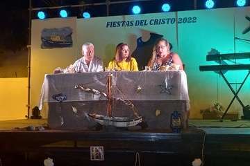 La alcaldesa pregona las fiestas de la playa de Ojos de Garza en honor del Santo Cristo/TA y TF.