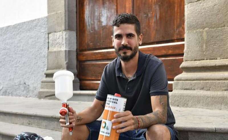 Gabriel Hernández posacon algunos de las herramientas que usaba como pintor de coches/Juan Carlos Alonso/C7.