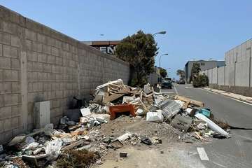  Los vertidos incontrolados, obra de incívicos, pastan en la zona industrial de Salinetas/TA.