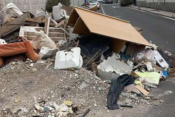  Los vertidos incontrolados, obra de incívicos, pastan en la zona industrial de Salinetas/TA.