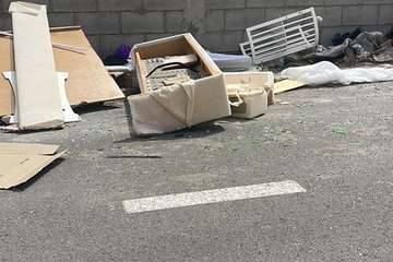  Los vertidos incontrolados, obra de incívicos, pastan en la zona industrial de Salinetas/TA.