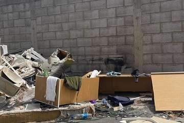  Los vertidos incontrolados, obra de incívicos, pastan en la zona industrial de Salinetas/TA.