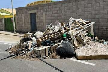  Los vertidos incontrolados, obra de incívicos, pastan en la zona industrial de Salinetas/TA.