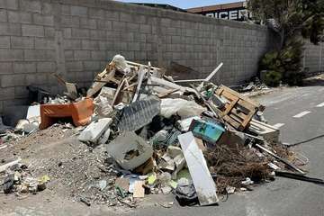  Los vertidos incontrolados, obra de incívicos, pastan en la zona industrial de Salinetas/TA.