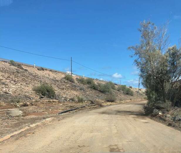 Imagen de la carretera de acceso a la urbanización de Ojos de Garza / TA