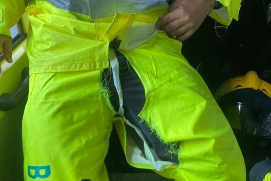 Los bomberos de Telde, con impermeables descosidos y rajados