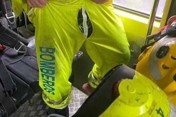 Los bomberos de Telde, con impermeables descosidos y rajados