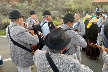 Cazadores combate el frío con una alegre y familiar romería/TA.