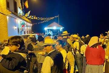 Cazadores combate el frío con una alegre y familiar romería/TA.