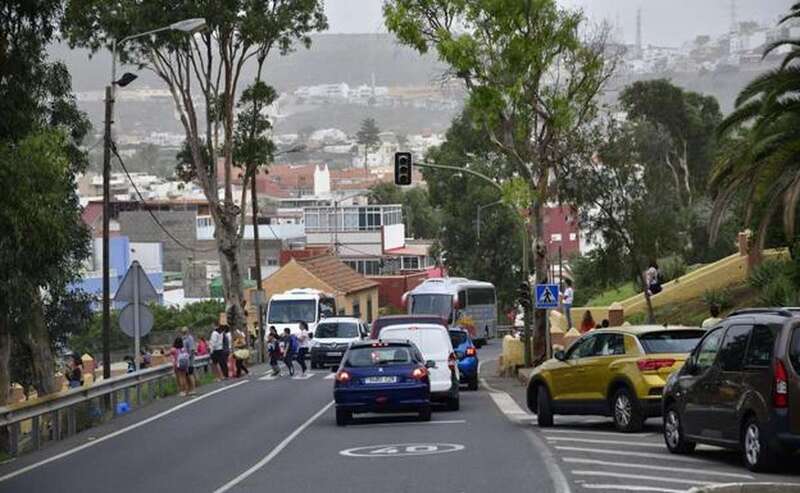 Vista general del paso de peatones y del semáforo estropeado. El otro mástil está en el suelo. La carretera registra mucho tráfico/Arcadio Suárez/C7.