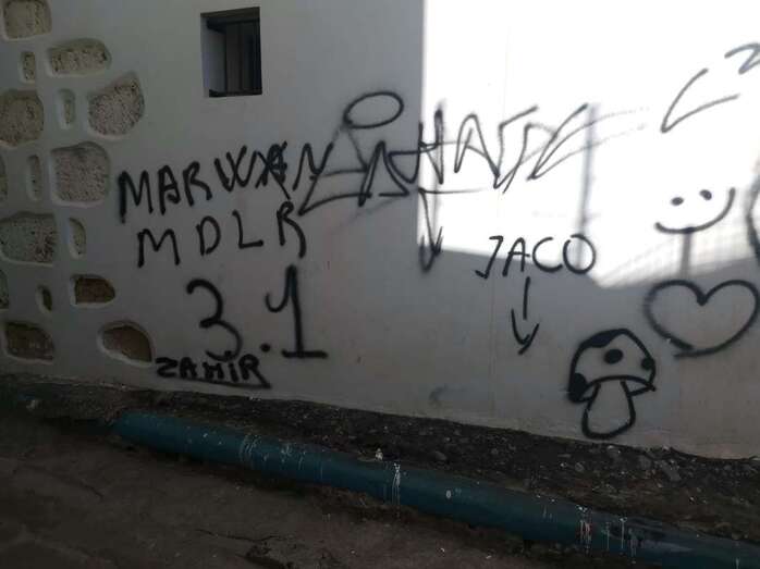 Pintadas en la fachada del inmueble/TA.