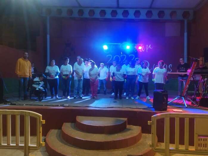 Actuación del grupo Los Diver, anoche en Caserones Altos/TA.