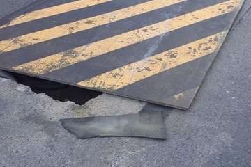 Una plancha metálica trae por la calle de la amargura a La Pardilla/TA.