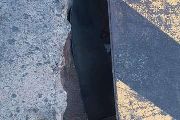 Una plancha metálica trae por la calle de la amargura a La Pardilla/TA.