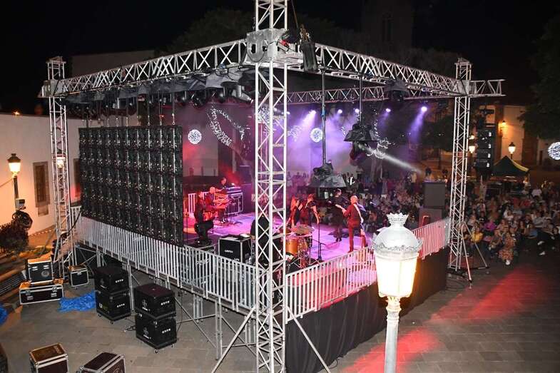 Escenario montado en la plaza de San Juan/Francisco Javier Santana