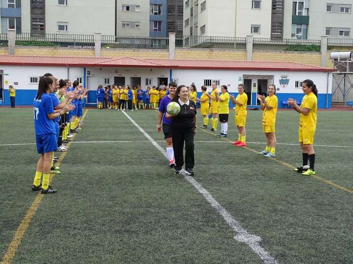 Julia Martel arbitró el domingo el partido en dos equipos femeninos/TA.