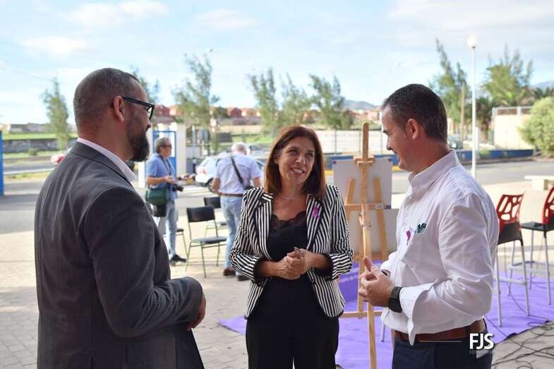 La alcaldesa con el concejal del área y el director del CEP, ayer durante la presentación de los actos con motivo del 25N/FJS Fotografía.