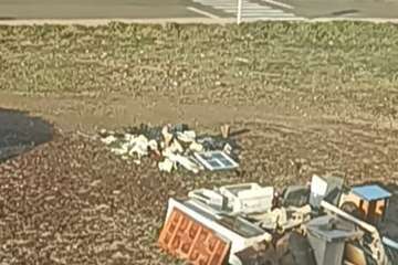  Vecinos de Las Huesas pillan a empleados de una empresa de la zona tirando desechos en un solar/TA.