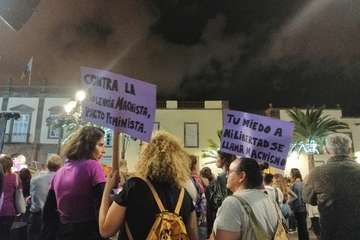 Telde, en la marea violeta que inunda las calles de la capital grancanaria/TA.