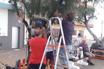La Plaza de Los Pinos (Clavellinas), en modo navideño/TA.