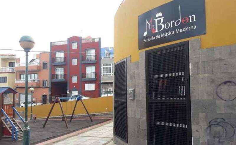 Imagen de la sede vecinal con el nombre de la escuela de música privada/TA.