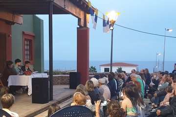 El pregón del actor Horacio Colomé pone en fiestas a Playa de Hombre/TA.