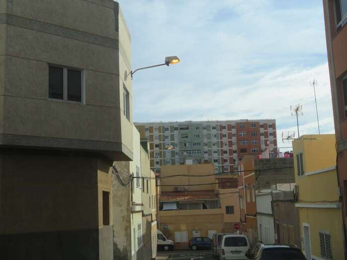 Imagen de las luminarias encendidas este viernes a las 10 de la mañana en una calle de Melenara/TA.