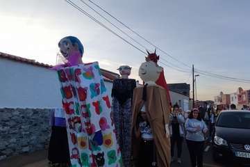 Pasacalles de gigantes y cabezudos y noche de parranda en Playa del Hombre/TA.