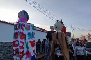Pasacalles de gigantes y cabezudos y noche de parranda en Playa del Hombre/TA.