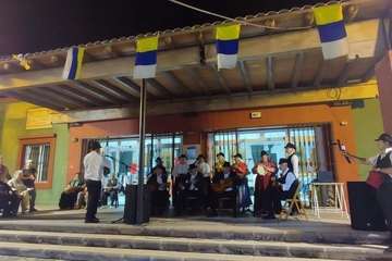 Pasacalles de gigantes y cabezudos y noche de parranda en Playa del Hombre/TA.