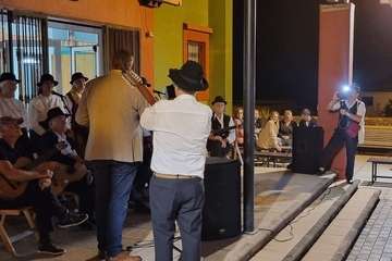 Pasacalles de gigantes y cabezudos y noche de parranda en Playa del Hombre/TA.