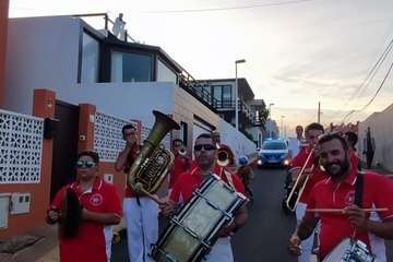 Pasacalles de gigantes y cabezudos y noche de parranda en Playa del Hombre/TA.