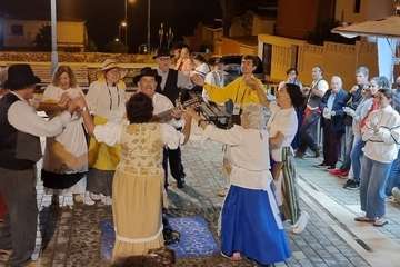 Pasacalles de gigantes y cabezudos y noche de parranda en Playa del Hombre/TA.