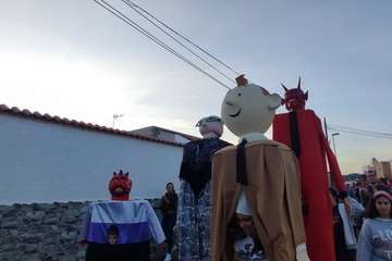 Pasacalles de gigantes y cabezudos y noche de parranda en Playa del Hombre/TA.