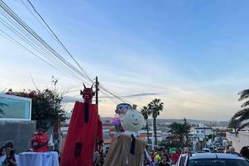 Pasacalles de gigantes y cabezudos y noche de parranda en Playa del Hombre/TA.