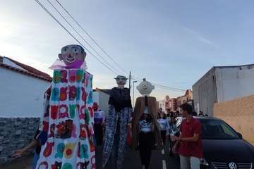 Pasacalles de gigantes y cabezudos y noche de parranda en Playa del Hombre/TA.