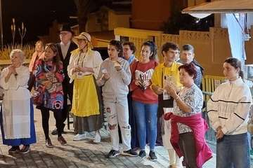 Pasacalles de gigantes y cabezudos y noche de parranda en Playa del Hombre/TA.