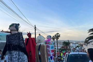 Pasacalles de gigantes y cabezudos y noche de parranda en Playa del Hombre/TA.