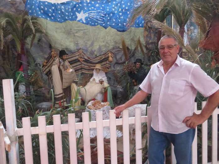 Manolo Rodríguez posa delante de su obra/TA.