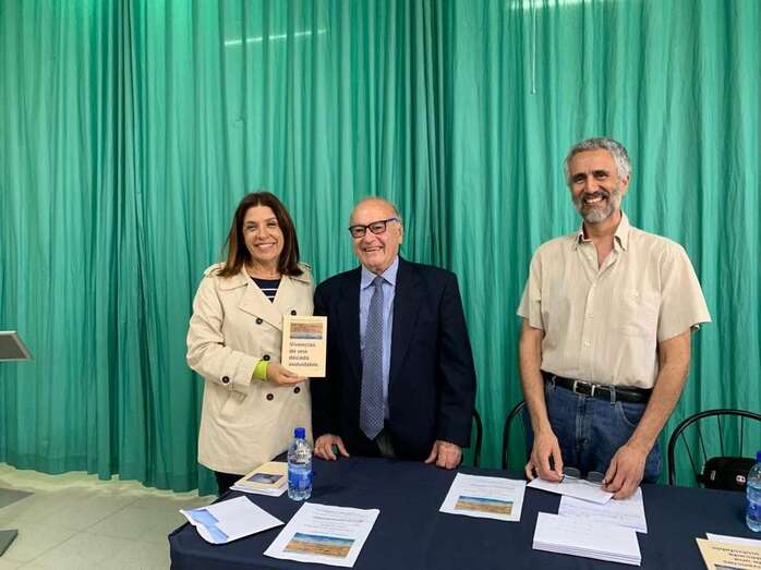 La alcaldesa Carmen Hernández arropó a Paco Peña en la presentación del libro/TA.