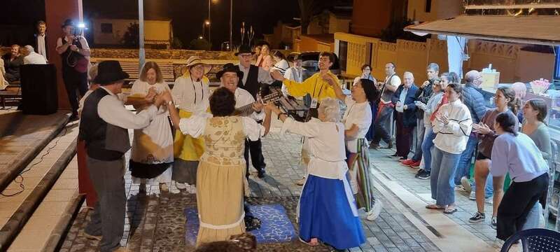 Baile canario delante del local social de Playa del Hombre/TA.
