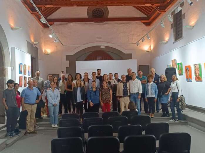 Asistentes al acto de presentación de la Red de Apoyo Social Tara/TA.
