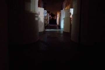 Las familias que residen en el complejo de viviendas sociales de Hoya Pozuelo llevan tres noches sin alumbrado público/TA.