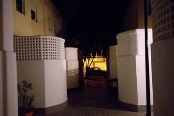 Las familias que residen en el complejo de viviendas sociales de Hoya Pozuelo llevan tres noches sin alumbrado público/TA.